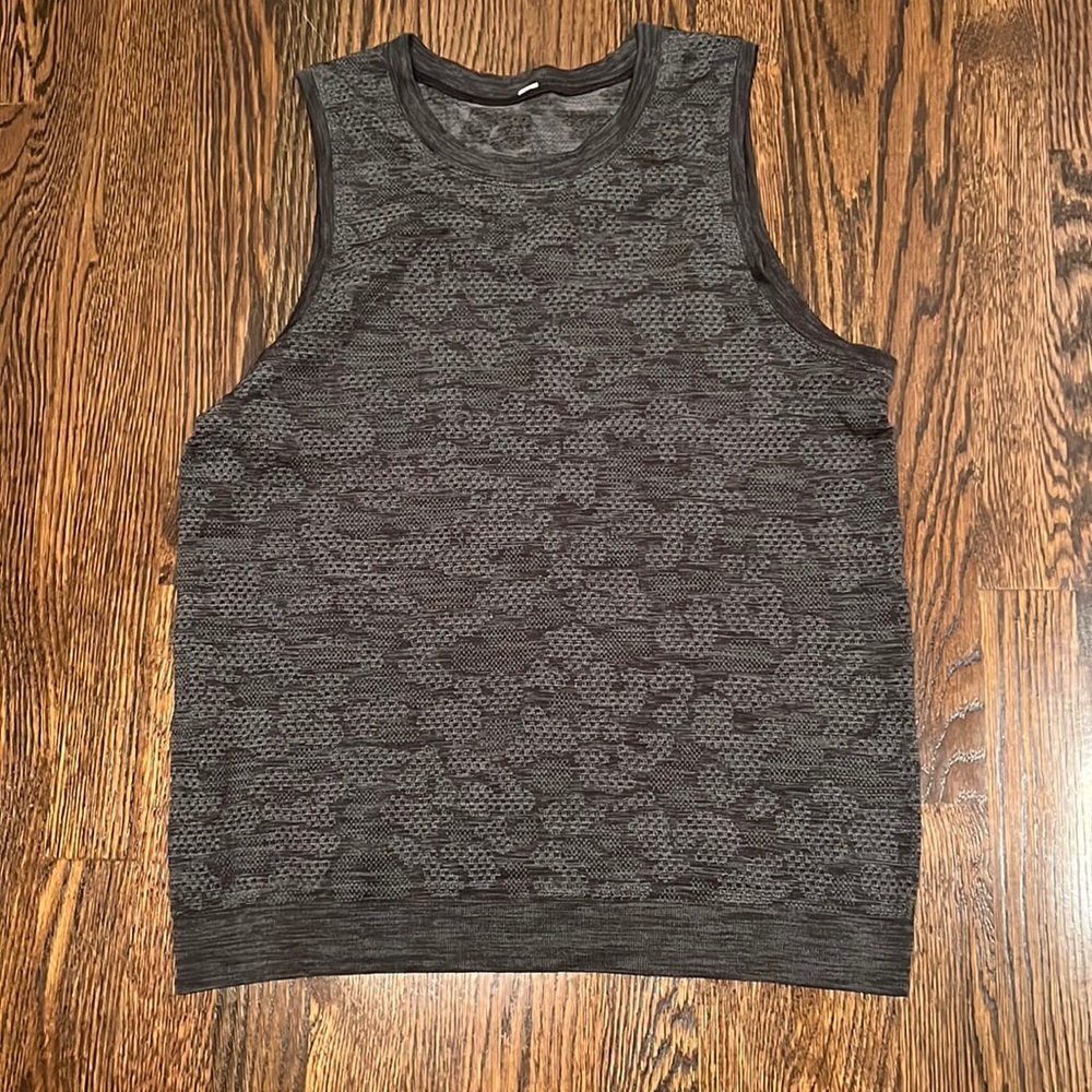 Lululemon tank top.  Great pattern. Size 8.